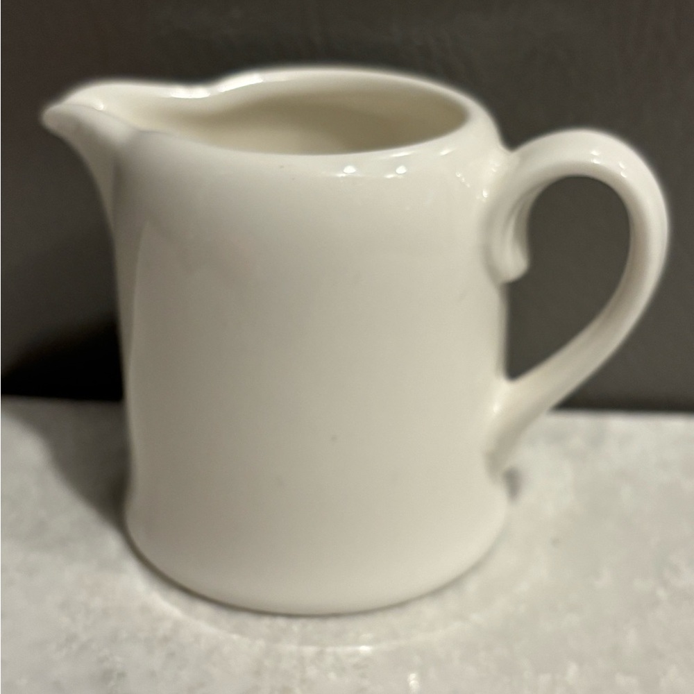 Villeroy & Boch off-white personal creamer sauce syrup pitcher 2 1/2”